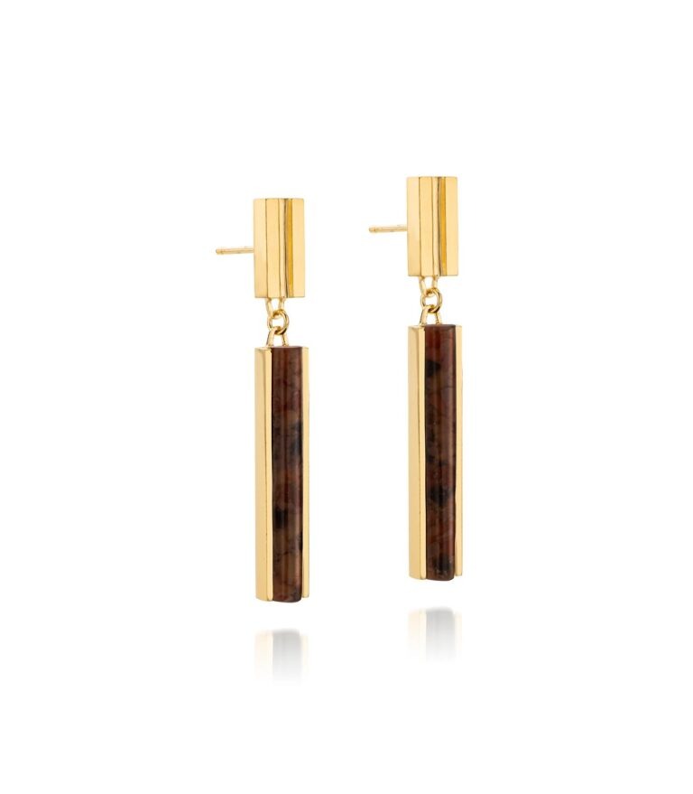 Minimalistische oorhangers met een langwerpige composietsteen in kleurnaam. Elegant, modern en feestelijk — handgemaakt in verguld zilver in ons atelier in Antwerpen.