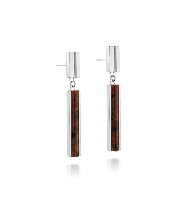 Minimalistische oorhangers met een langwerpige composietsteen in kleurnaam. Elegant, modern en feestelijk — handgemaakt in verguld zilver in ons atelier in Antwerpen.