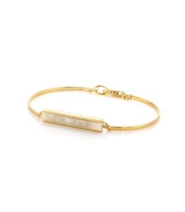 Minimalistische armband met een rechte witte composietsteen. Strak, modern en elegant. Handgemaakt in verguld zilver in ons atelier in Antwerpen.